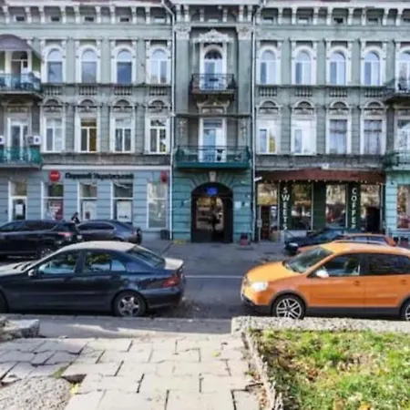 Apartment Economy Skipper Next To Deribasivska History Center